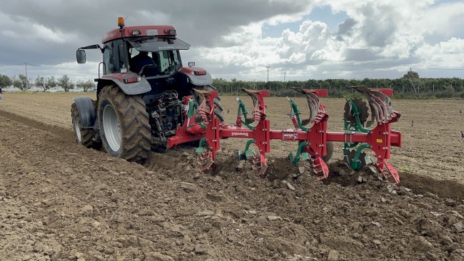 Nesený obracecí pluh SUKOV Downhil 850 je určen pro orbu na farmách malé až střední velikosti. Foto: SUKOV