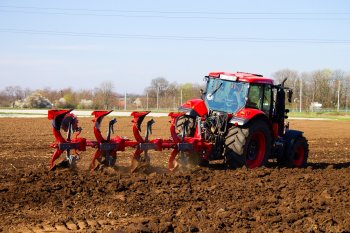 Oboustranný pluh IBIS VARIO určený pro traktory s výkonem 90 až 210 koní pro střední a hlubokou orbu.