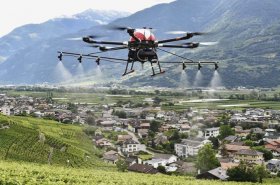 Vinice Lavaux u Ženevského jezera chemicky ošetřují drony, jejich obliba a přesnost aplikace stále roste