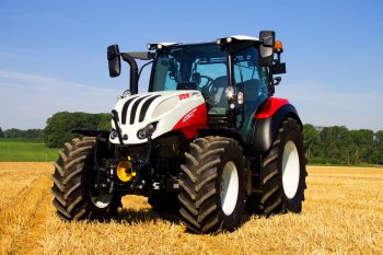 Nový Expert CVT s novou kabinou, která je o 2,79 x 6 cm vyšší než u ostatních traktorů Steyr. 