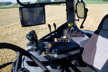 S nově vyvinutou loketní opěrkou Multicontroller II můžete ovládat všechny funkce traktoru pomocí tlačítek. 