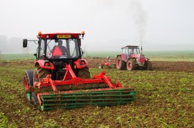 Hospodář se nechtěl spoléhat na agroslužby, a tak se kompletně vybavil technikou AGRO-MASZ
