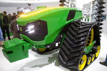 Autonomní a elektrický traktor John Deere