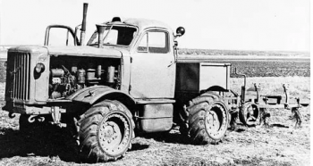 Jeden z prvních prototypů výkonného traktoru vyrobeného v SSSR 