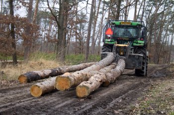 Naviják má sílu 2x6 tun a dle obsluhy traktoru utáhne čtyři až pět kubíků dubu a třeba i sedm tun borovicového dřeva