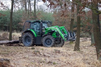 Kompaktní rozměry traktoru obsluha oceňuje především při pohybu mezi stromy, kmeny a pařezy