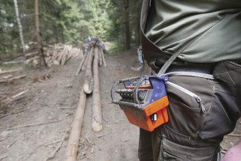 Rádiové ovládání zaručuje rychlou reakci na zadané pokyny s dosahem signálu v lesním terénu běžně i 200 metrů 