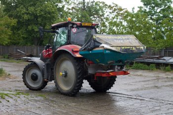 U traktoru jsou k dispozici až čtyři zadní a tři středové elektronicky ovládané okruhy