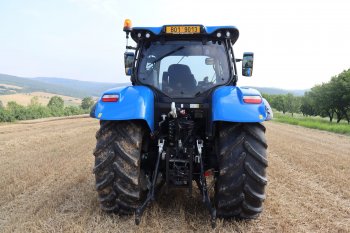 Jak je u New Hollandu typické, traktor má dvě oddělená čerpadla pro hydraulický systém a řízení