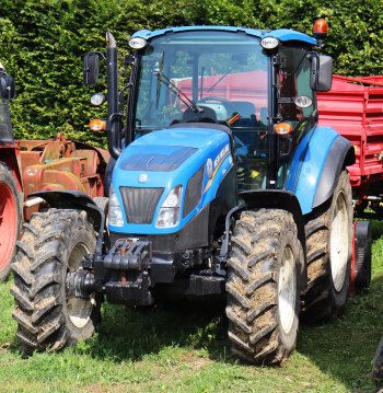 Se šest let starým traktorem New Holland T4.85 je majitel taktéž spokojený