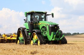 Čtyřpásový traktor John Deere 8RX nabídne lepší tahové vlastnosti a ochranu půdy