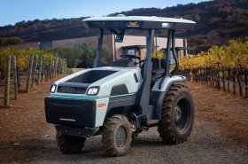 Tesla mezi traktory, na trh přichází první elektrický traktor s autonomním řízením