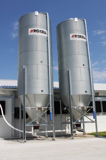 Ke skladování a přepravě krmiv slouží sila a dopravníky Roxell
