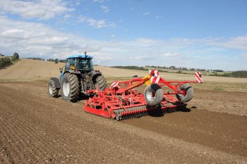 Traktor v roce 2005 převzal roli hlavního a nejdůležitějšího stroje na farmě a zapojil se do provádění všech pracovních činností. Zde na fotografii v agregaci s nářadím od OPaLL-AGRI, zdroj foto - OPaLL-AGRI, tiskový materiál 
