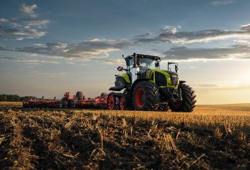 Traktory modelové řady Axion 900 Terra Trac budou prvními polopásovými stroji vybavenými systémem jako je CEMOS. Zdroj foto - tisková zpráva Claas