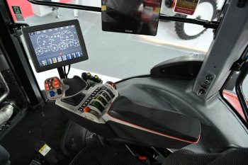 Kabina je vybavena digitální palubní deskou, dvěma barevnými displeji a loketní opěrkou s joystickem. Zdroj foto - tisková zpráva Rostselmash