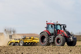 Traktory Valtra řady N5 a T5 vstupují do páté generace. Nabídnou více luxusu a výbavy včetně volby barvy růžové zlato