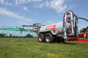 Traktorovými cisternami Jeantil odpovídá výrobce na zvyšující se tlak na aplikaci hnojiv