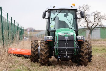 K mulčování travního porostu kolem plotů, ohrad a posedů využívají na Farmě Doupov speciální traktor Ferrari Vega L80 se svahovým mulčovačem s bočním posunem a náklonem Agrimaster XL 180 Super. Zdroj foto - Milan Jedlička