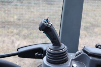V traktorech Ferrari se funkce mulčovače ovládají komfortně přes joystick. Zdroj foto - Milan Jedlička