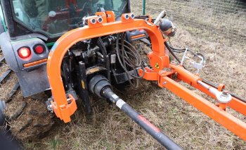 Pohon žacího mulčovacího ústrojí je od traktoru realizován prostřednictvím kloubové hřídele. Zdroj foto - Milan Jedlička