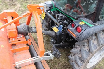 Pohled na připojení mulčovače k traktoru. Zdroj foto - Milan Jedlička