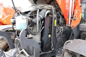 Inženýři traktor osadili motorem Kubota o objemu 6,1 litrů vyhovující emisní normě Stage V, proto nechybí filtr pevných částic a systém SCR s využitím močoviny. Zdroj foto - Milan Jedlička