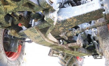 Aby Kubota M6-142 obstála v těžkých polních podmínkách, je vyztužena od předního závěsu až po zadní portály. Zdroj foto - Milan Jedlička