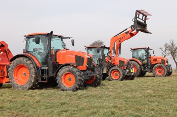Traktor (M6 - uprostřed) může být osazen čelním nakladačem, jehož výrobcem poprvé není Kubota, nýbrž francouzská firma MX. Zdroj foto - Milan Jedlička