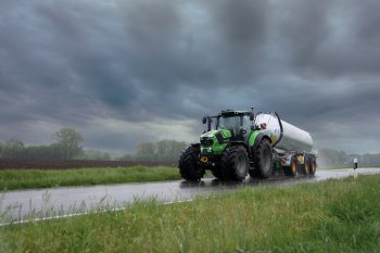  Traktory jsou osazeny inteligentní odpruženou přední nápravou a suchými kotoučovými brzdami, které výrazně zvyšují bezpečnost na silnici. Zdroj foto - tisková zpráva Deutz-Fahr