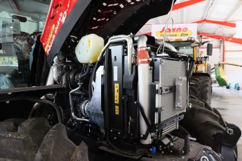 Traktor pohání motor šestiválec Beta Power Fuel Efficiency (FPT Industrial) se zdvihovým objemem 6,7 litrů. Motor poskytuje maximální výkon 240 koní. Zdroj foto - Milan Jedlička