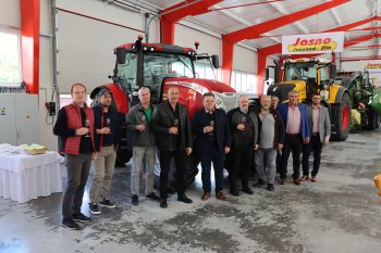 Zástupci firem JASNO, Moreau Agri a pozvaní hosté při slavnostním předání nového traktoru McCormick X7.624 v rámci oslav 30. výročí založení podniku služeb. Zdroj foto - Milan Jedlička
