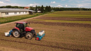 V širším centru Brna už není prostor kam se rozšiřovat, proto na farmě šetří každý centimetr a traktory mají na kultivačních kolech řízené GPS. Zdroj foto - Martina Králiková