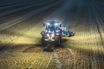 Nový balíček pracovních světel s až 24 LED světly zajišťuje viditelnost kolem traktoru a na nářadí i v noci. Zdroj foto - tisková zpráva New Holland