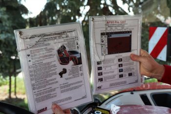 Nový majitel obdrží i přehledné karty (rychlý návod) s popisem základních funkcí traktoru, displeje a navigace.  Zdroj foto - Milan Jedlička