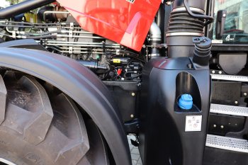 I z praktického hlediska je konstrukce traktoru uzpůsobena tak, aby měla obsluha vždy bezproblémový přístup ke všem hlavním místům pro údržbu.  Zdroj foto - Milan Jedlička