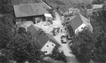 Vesnická kovárna A. Holmera kolem roku 1969.
