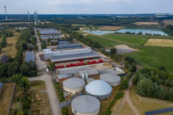Pro vytápění všech kanceláří a výrobních hal využívá Krampe dálkové vytápění z bioplynové stanice, kterou provozují tři zemědělci z blízkého okolí.