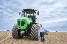 Litevci vyvinuli unikátní hybridní traktor, řeší hlavní problém těch dnešních. Využívá biometan a elektřinu