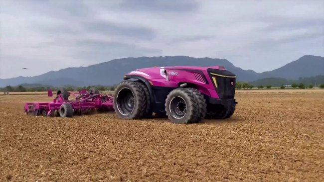 Firma Country Garden představila i autonomní kolový traktor.