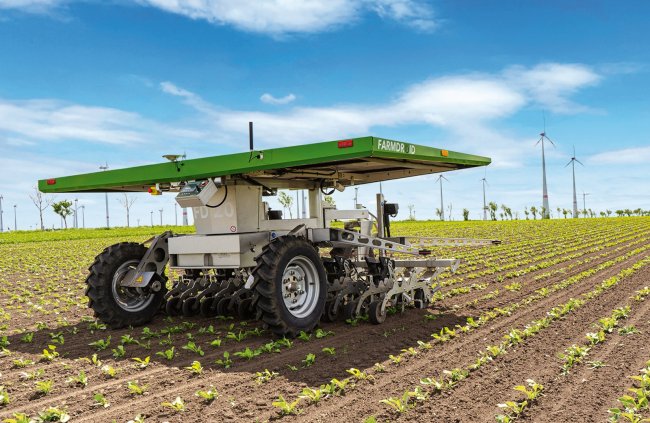 Robot FarmDroid FD20 zvládne přesné setí a meziřádkovou a řádkovou kultivaci.