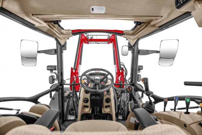 Interiér kabiny traktoru Case IH Farmall C (modelový rok 2022).