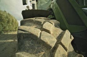 Continental uvádí na trh nové inteligentní hybridní zemědělské pneumatiky