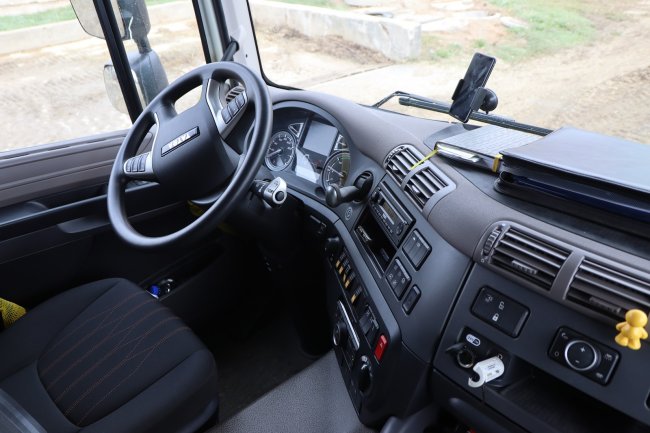 Řidič testovaného tahače návěsů Tatra Phoenix 6x6 ocenil kvalitní odpružení kabiny, komfortní sedadlo odpružené vzduchem a ergonomické provedení palubní desky a ovládacích prvků.