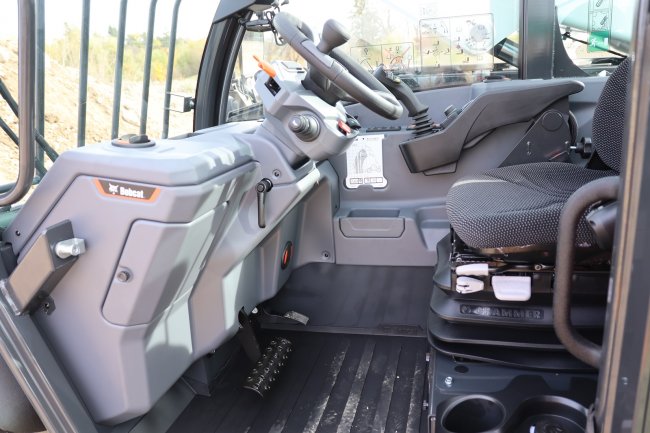 Interiér kabiny manipulátoru Bobcat řady R je zcela nový. Je vybaven kvalitnějšími materiály a nabízí více prostoru a ergonomie.