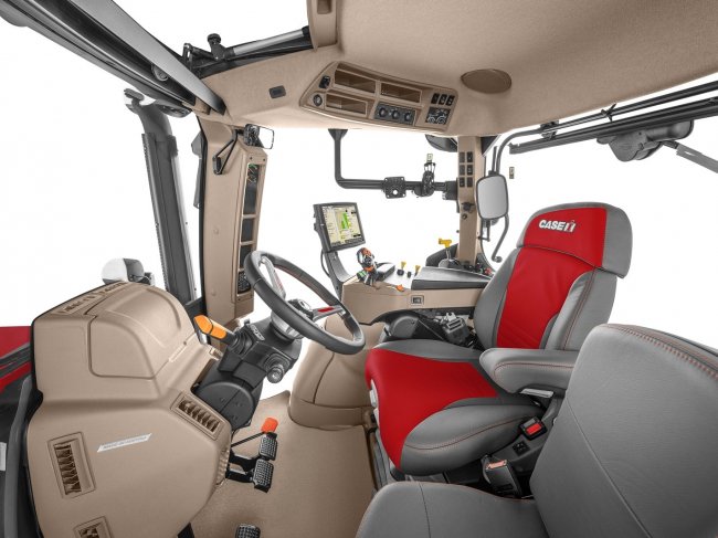 V kabině traktoru Case IH Puma se nachází kvalitnější materiály.
