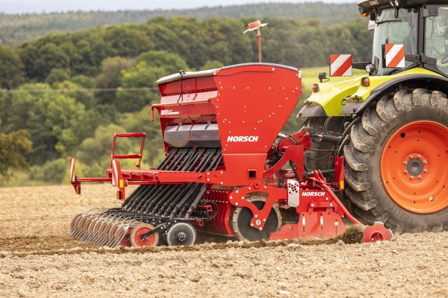 Secí stroj Horsch Versa 3  o hmotnosti tři tuny je kompatibilní s traktory o výkonu od 160 koní a vypořádá se s nejrůznějšími typy osiva a plodin.