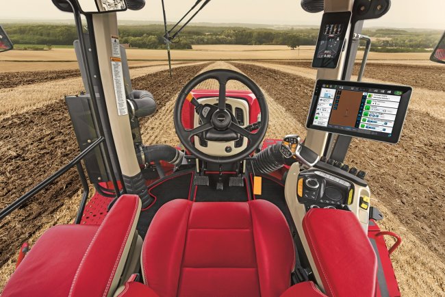Traktory Case IH Quadtrac AFS Connect jsou vybaveny výrazně inovovanou kabinou s kvalitním interiérem a zdokonalenými ovládacími prvky, které jsou navrženy tak, aby usnadňovaly obsluhu stroje a poskytovaly pohodlí s cílem zvýšit produktivitu.