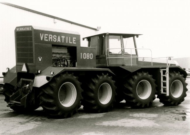 Traktor Versatile 1080 Big Roy prošel během let mnoha úpravami.