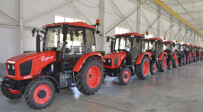 První vyrobené kusy traktorů Vladimir 4050 v sériovém provedení.